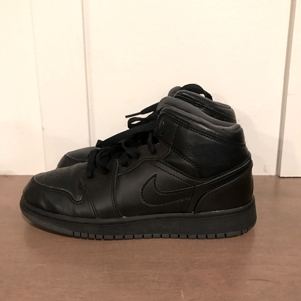 Size 4- Jordan 1 mid all black!